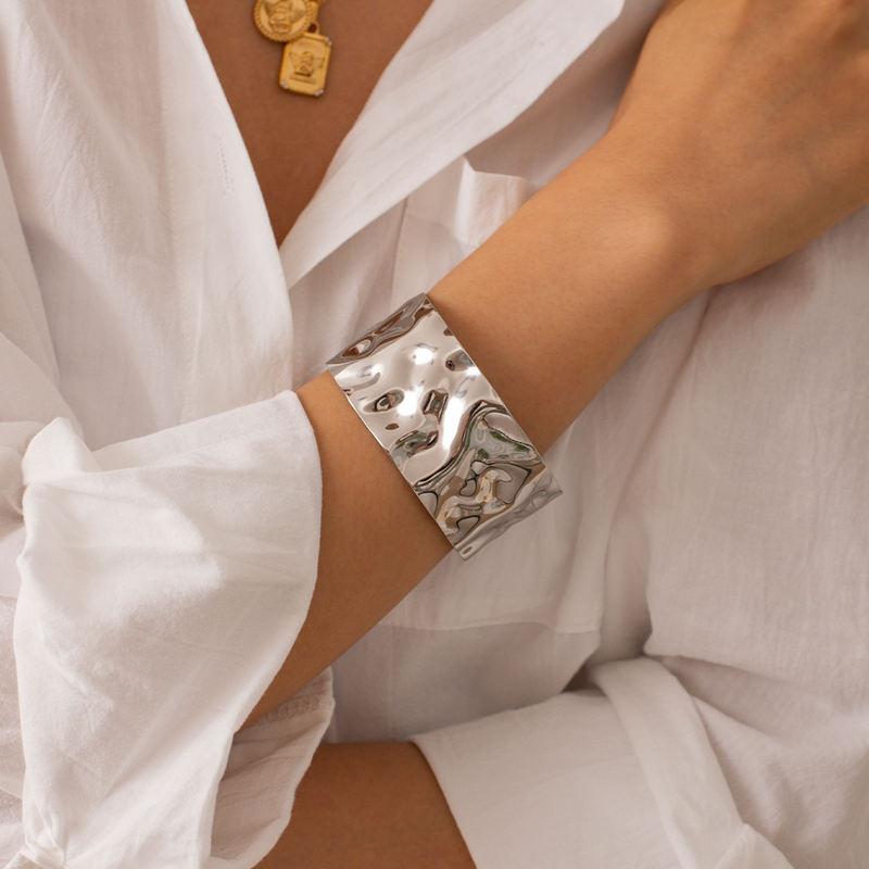 Stilvolles Armband aus gehämmertem Edelstahl in Silber