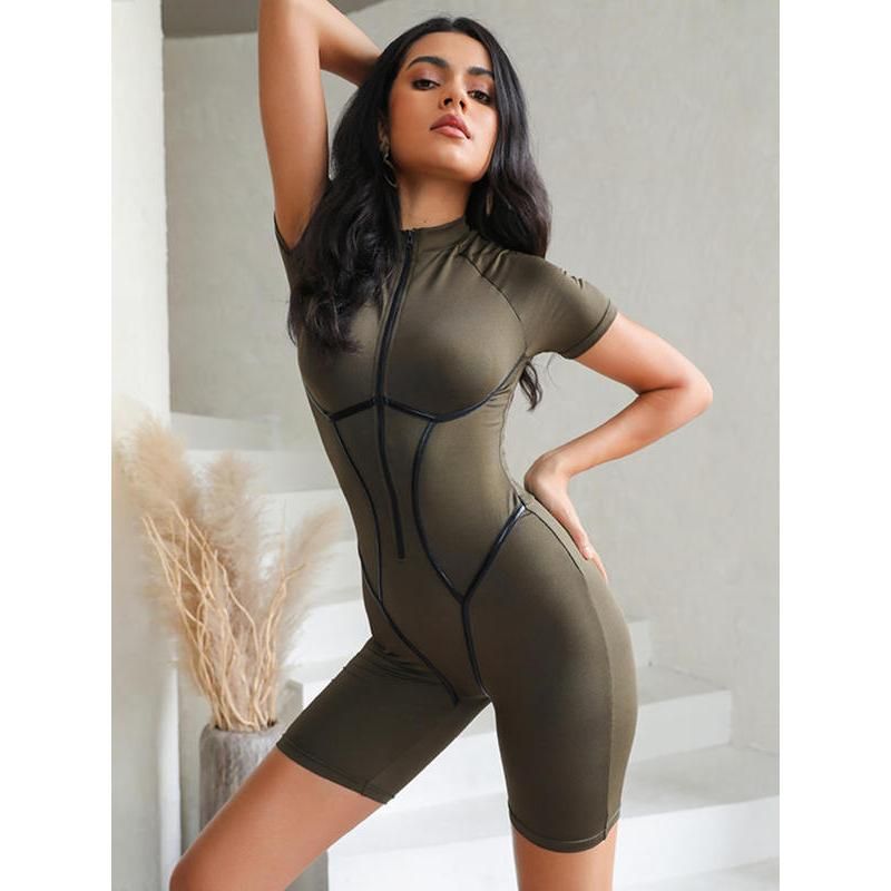 Herbstlich-schicker gestreifter Jumpsuit mit Reißverschluss