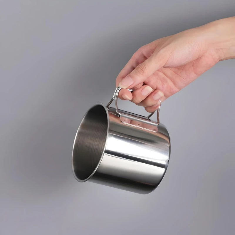 Campingbecher aus Edelstahl mit Karabiner und klappbarem Griff