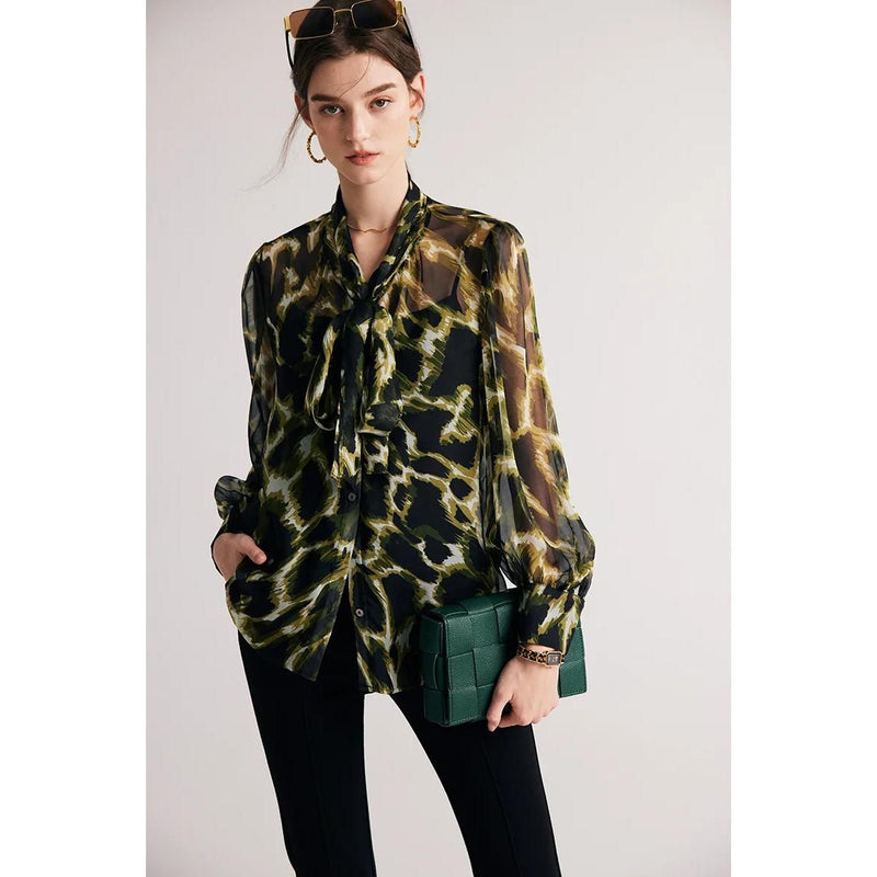 Elegante Bluse aus Seidenmischung mit Camouflage-Muster und Schleifenkragen
