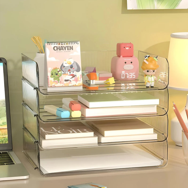 Organizador de mesa transparente e empilhável para materiais de escritório.