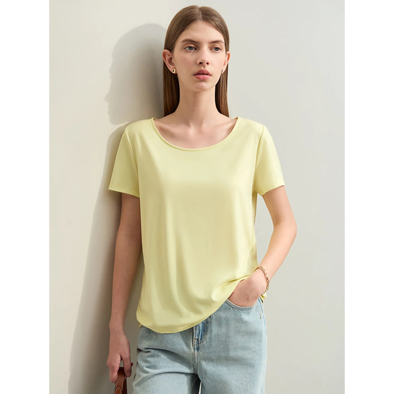 Camiseta feminina minimalista tamanho G com decote em U, modelagem slim e tecido stretch.
