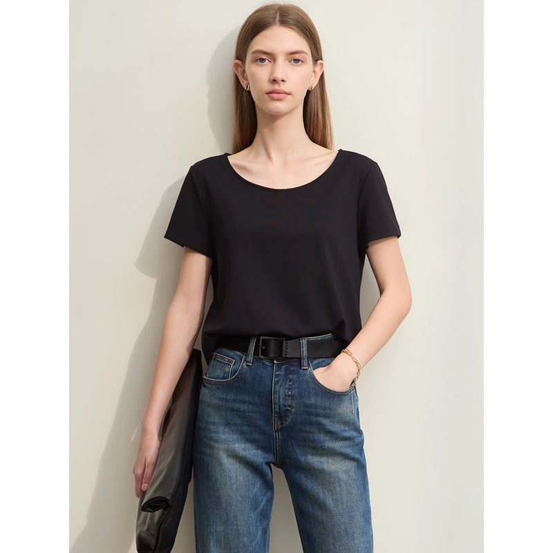 Camiseta feminina minimalista tamanho G com decote em U, modelagem slim e tecido stretch.
