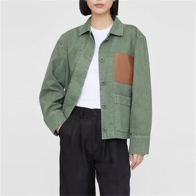 Jaqueta feminina elegante e retrô verde para o outono.