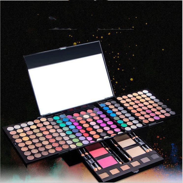 Paleta de sombras com 194 cores, acabamento perolado matte.