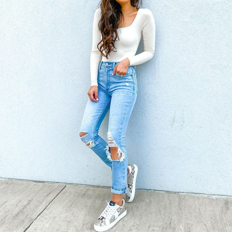 Hochgeschnittene, weiß gewaschene Jeans