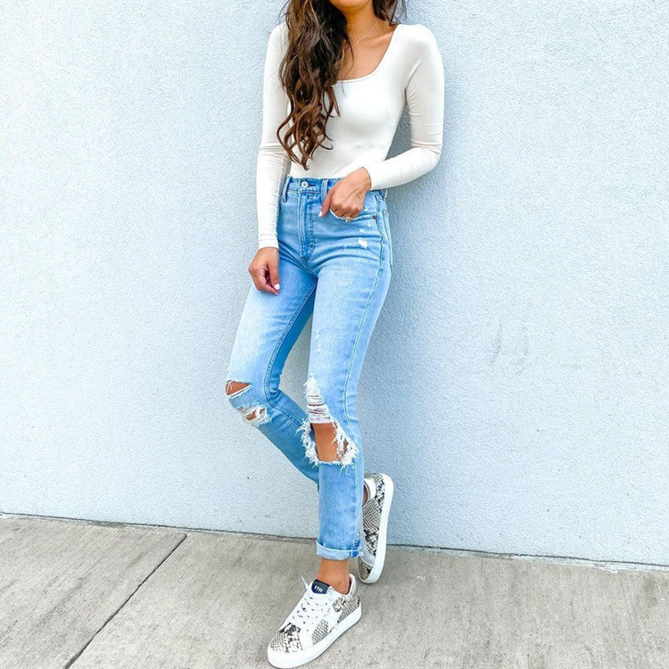Hochgeschnittene, weiß gewaschene Jeans