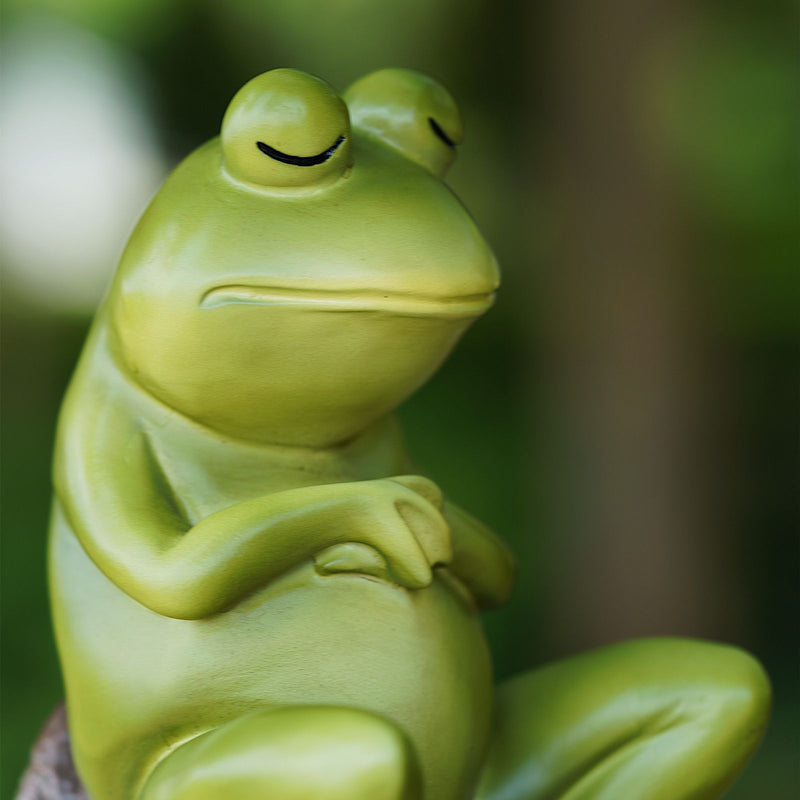 Encantadora estatueta de sapo pensativo em resina.