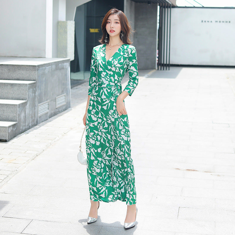 Vestido longo vintage floral com amarração nas costas e modelagem envelope.
