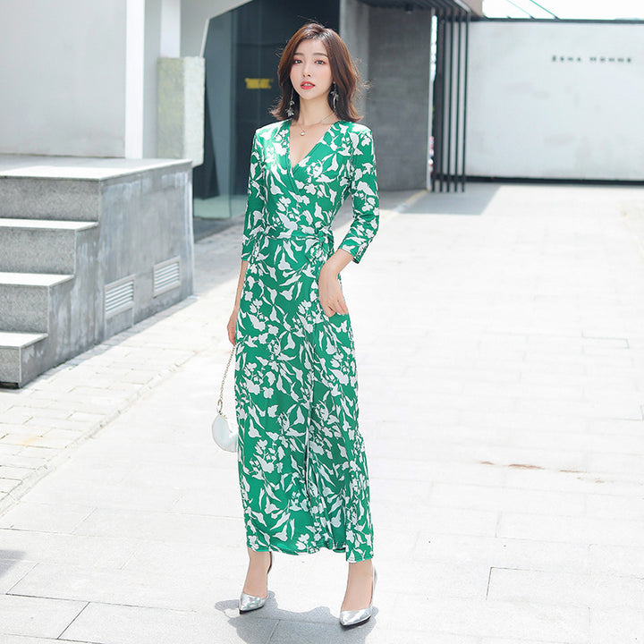 Vestido longo vintage floral com amarração nas costas e modelagem envelope.