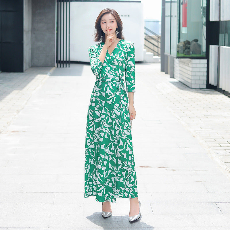 Vestido longo vintage floral com amarração nas costas e modelagem envelope.