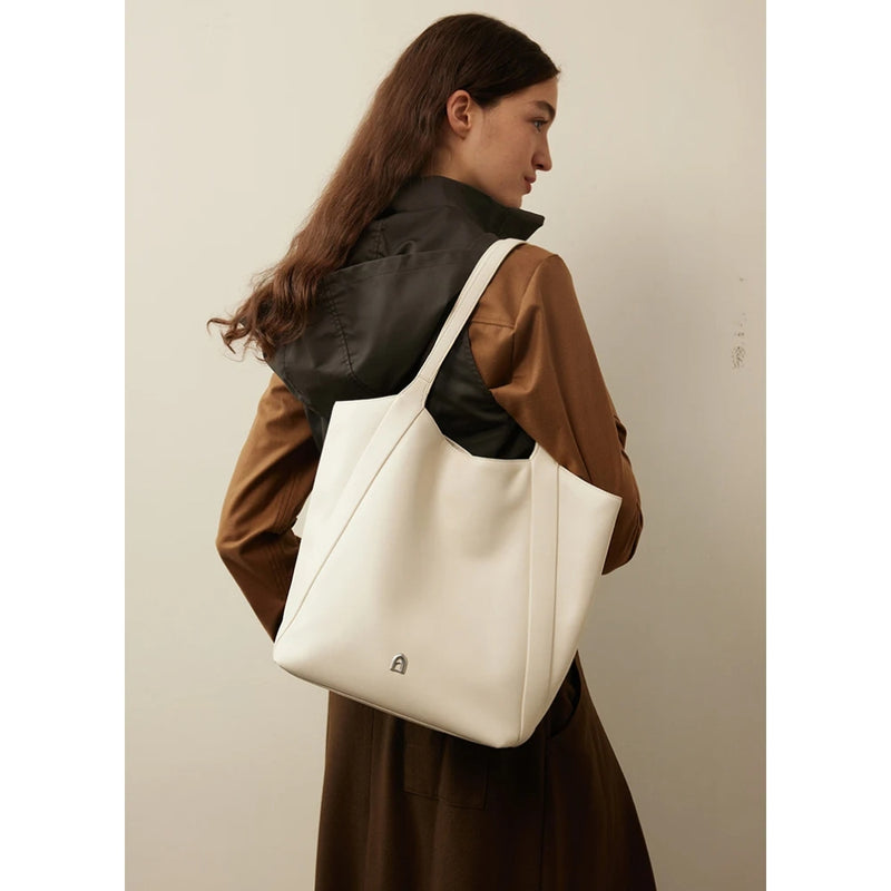Bolsa de ombro elegante e espaçosa em couro para mulheres.