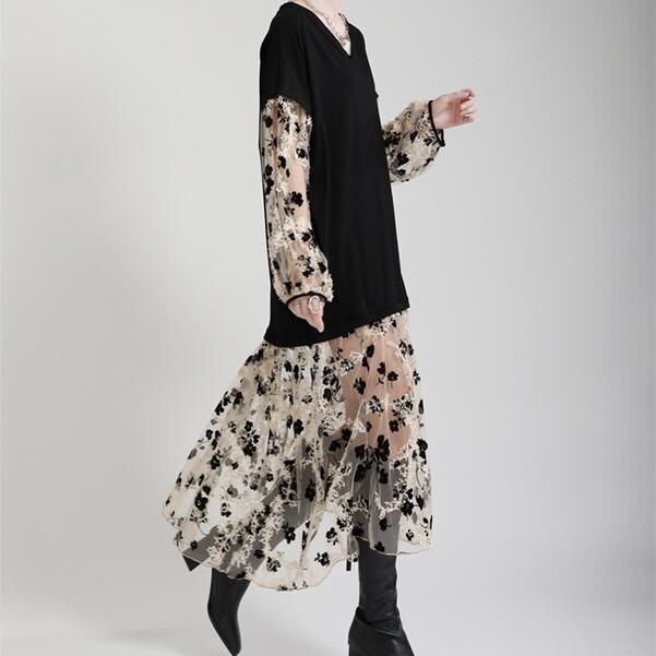 Vestido feminino plus size com estampa e efeito perspectiva - Decote em V e modelagem solta.