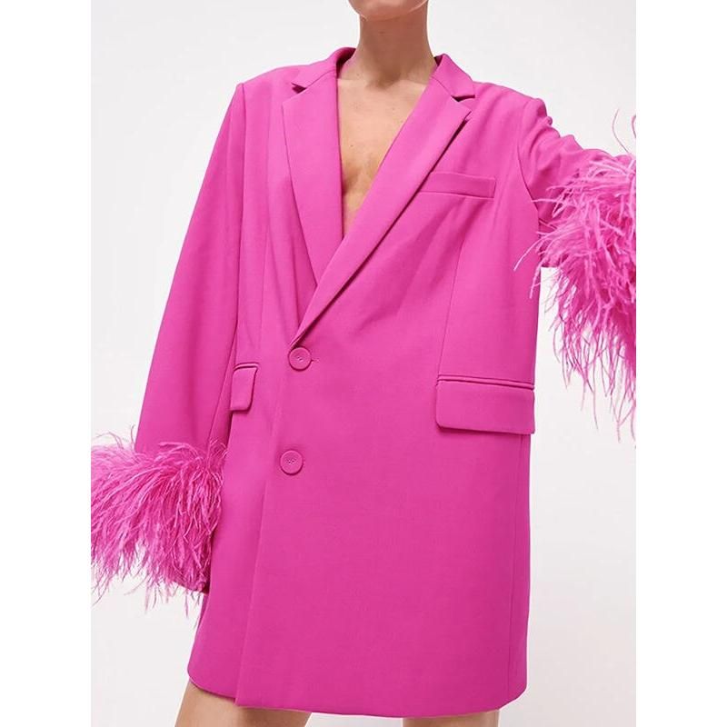 Blazer elegante rosa com detalhes em penas