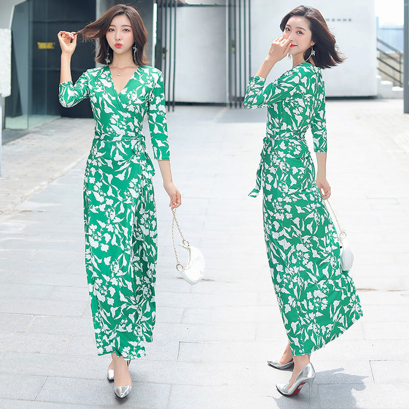 Vestido longo vintage floral com amarração nas costas e modelagem envelope.