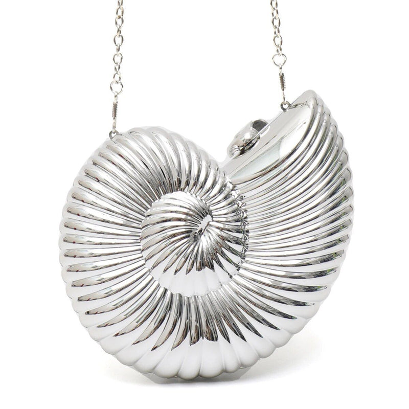 Luxuriöse, glänzende Abendclutch aus Acryl in Muschelform mit Kettenriemen