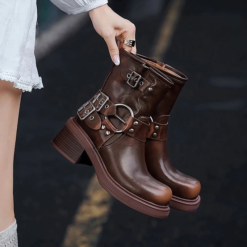 Botas de cano curto femininas retrô estilosas para motociclistas com fivelas.