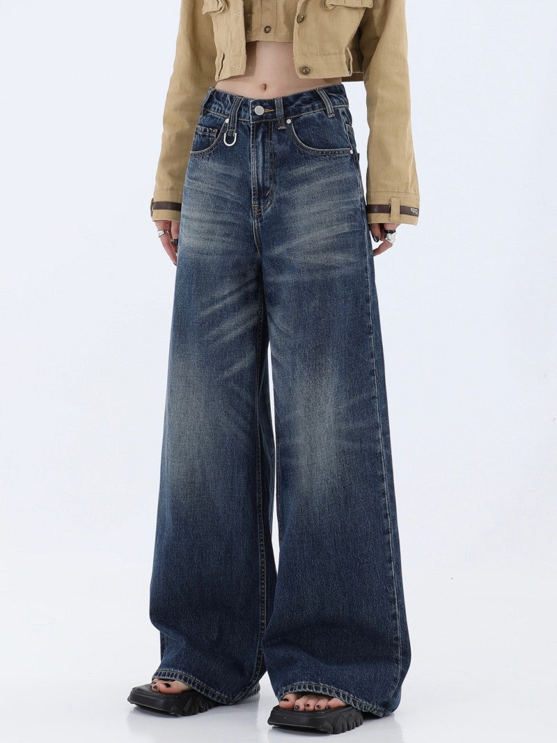 Calça jeans feminina folgada, lavada e com pernas largas.