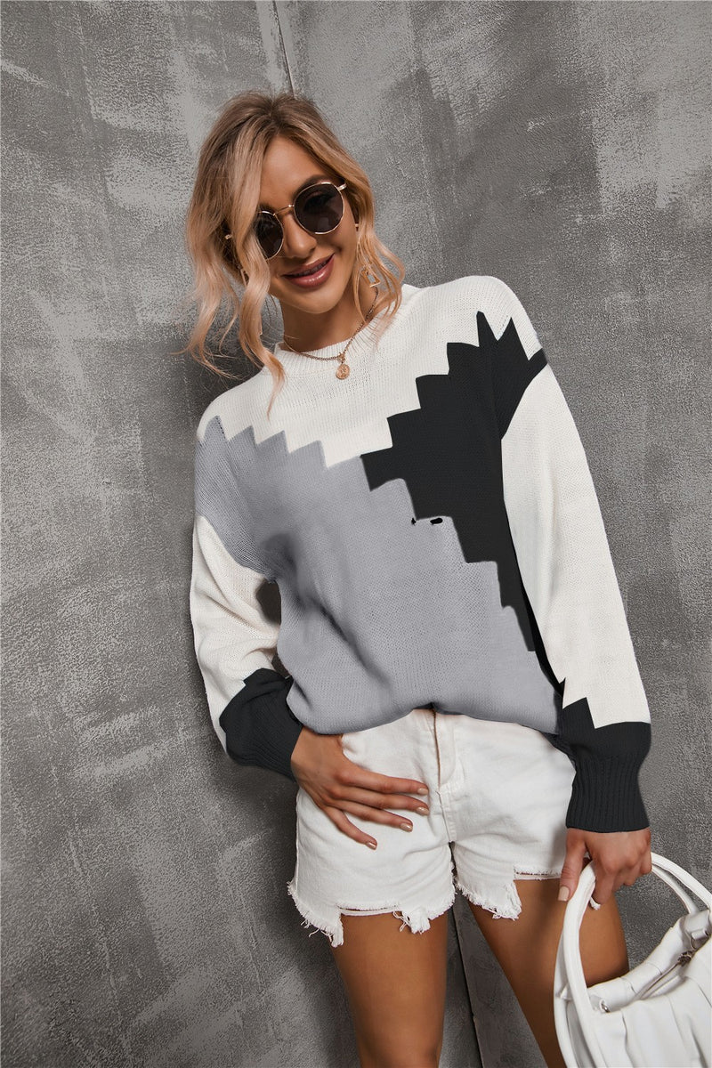 Suéter folgado plus size com gola redonda e patchwork, mangas compridas.