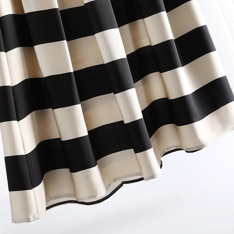 Eleganter, gestreifter, wadenlanger Faltenrock