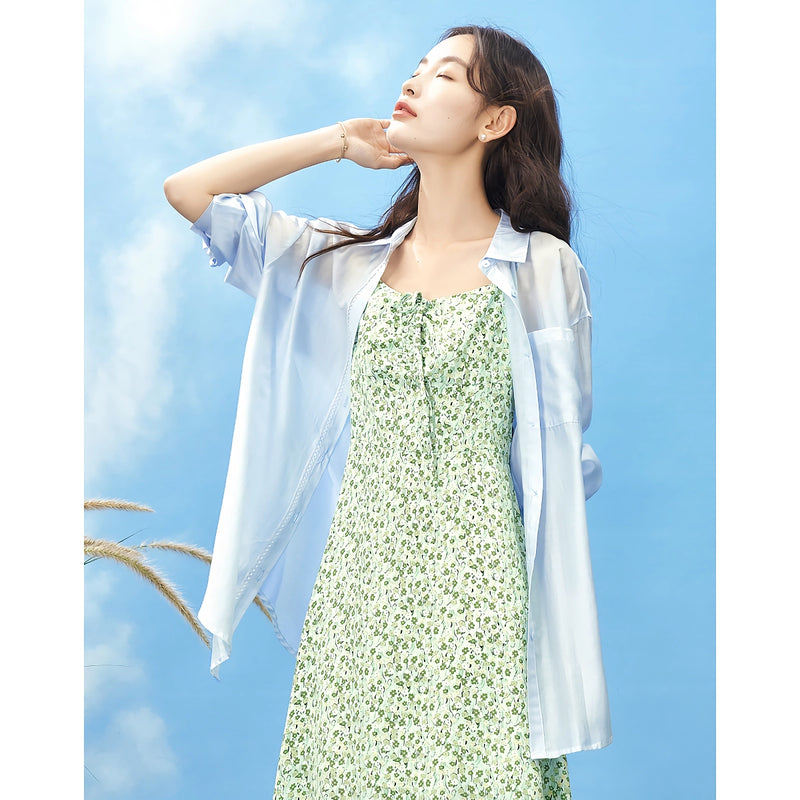 Blusa feminina elegante em Tencel Lyocell com gola dobrável.