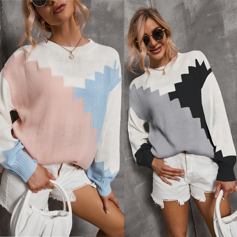 Suéter folgado plus size com gola redonda e patchwork, mangas compridas.