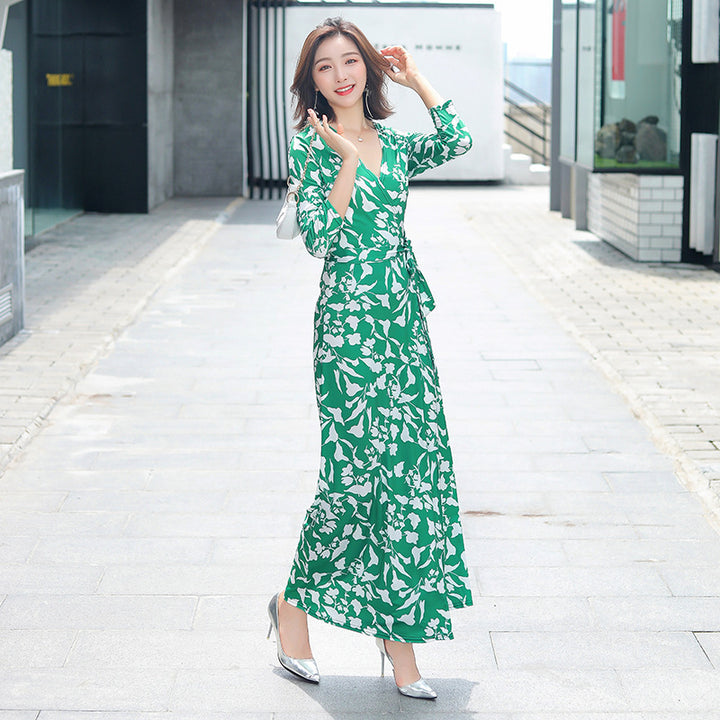 Vestido longo vintage floral com amarração nas costas e modelagem envelope.