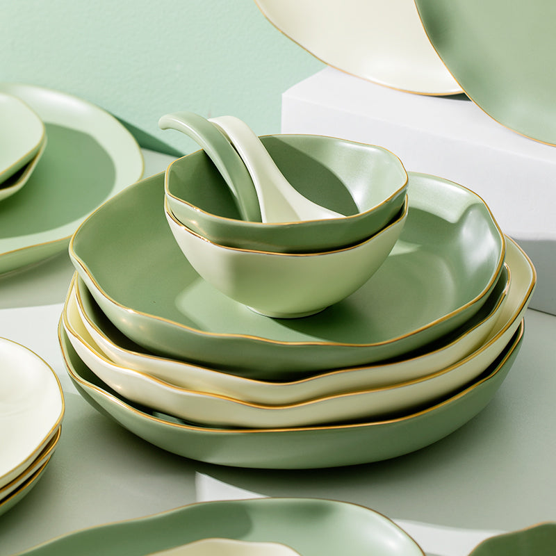 Conjunto de prato e tigela de porcelana com borda dourada fosca e formato irregular