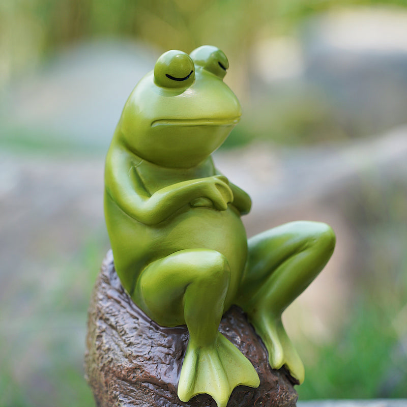 Encantadora estatueta de sapo pensativo em resina.