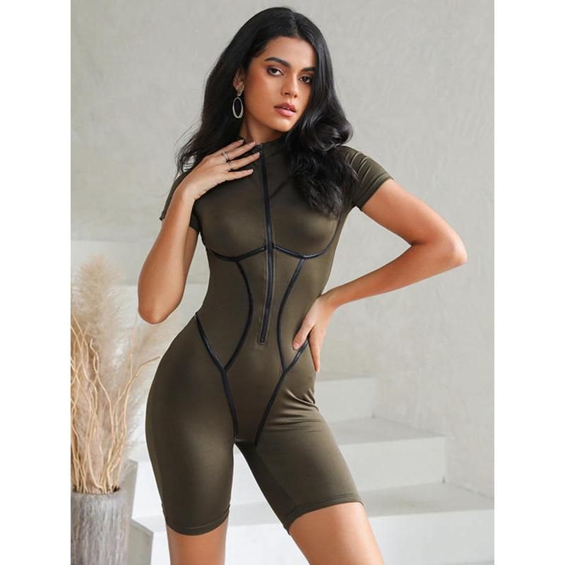 Herbstlich-schicker gestreifter Jumpsuit mit Reißverschluss