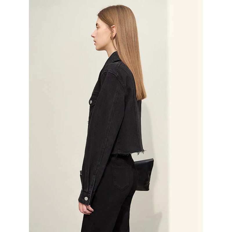 Schicke, kurze schwarze Jeansjacke mit Umlegekragen für den Herbst