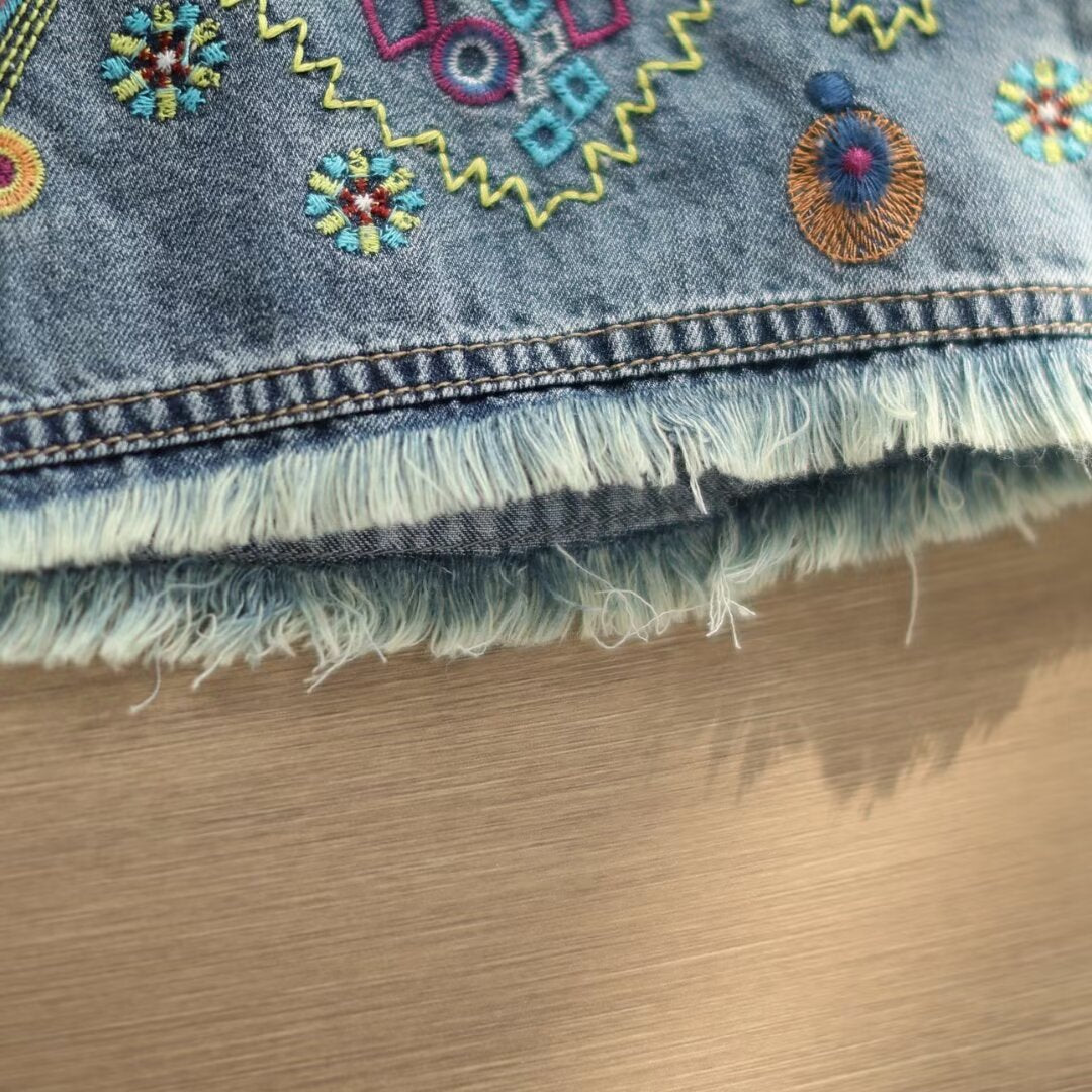 Sommerliche Vintage-Caprihose aus Denim mit Blumenstickerei und weitem Bein
