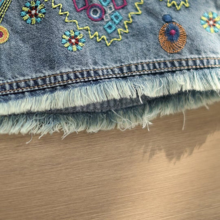Sommerliche Vintage-Caprihose aus Denim mit Blumenstickerei und weitem Bein