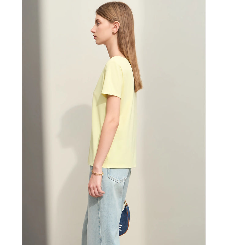 Camiseta feminina minimalista tamanho G com decote em U, modelagem slim e tecido stretch.