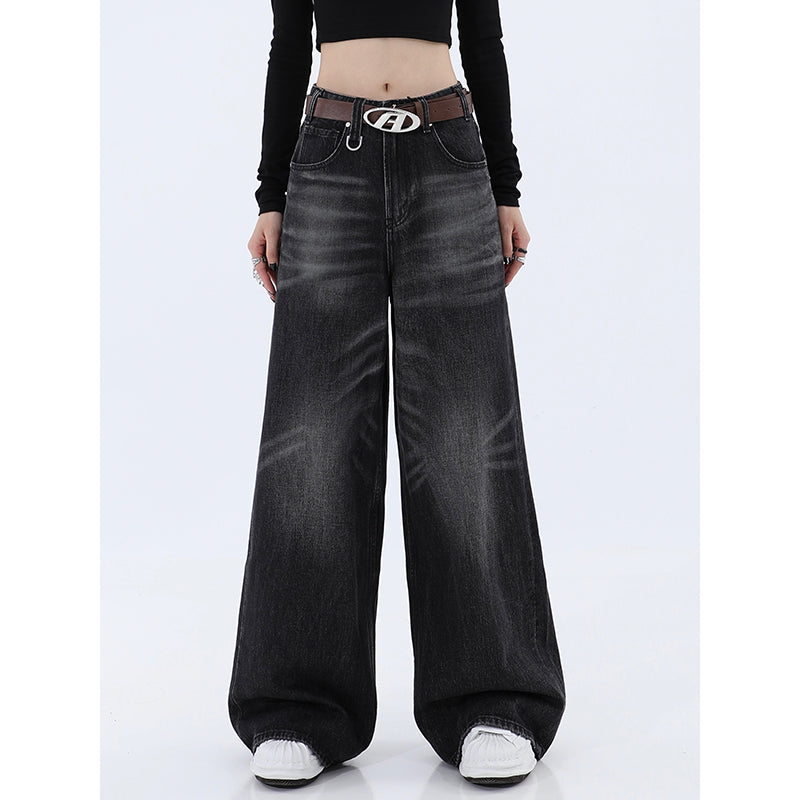 Calça jeans feminina folgada, lavada e com pernas largas.