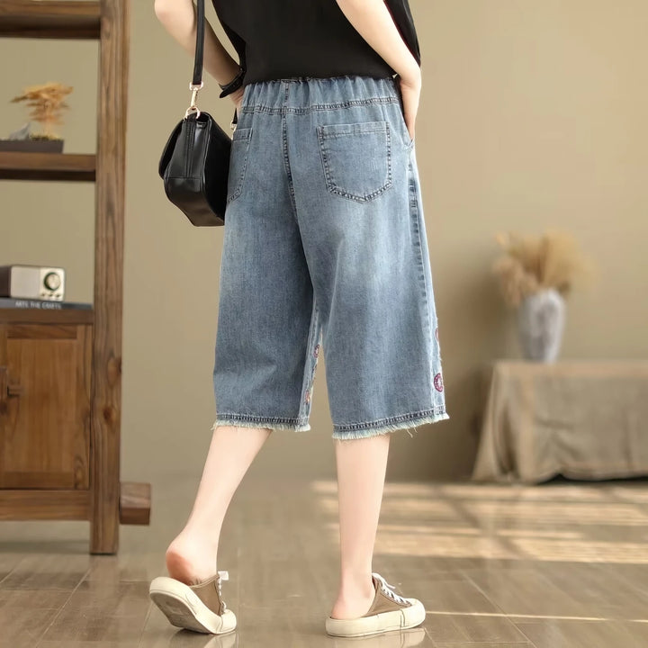 Sommerliche Vintage-Caprihose aus Denim mit Blumenstickerei und weitem Bein