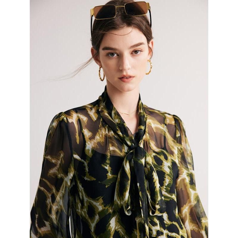 Elegante Bluse aus Seidenmischung mit Camouflage-Muster und Schleifenkragen