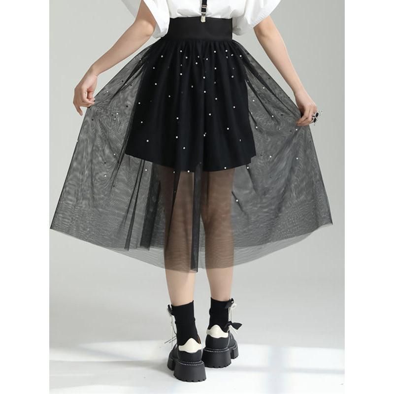 Saia curta elegante em tule com estampa de bolinhas pretas