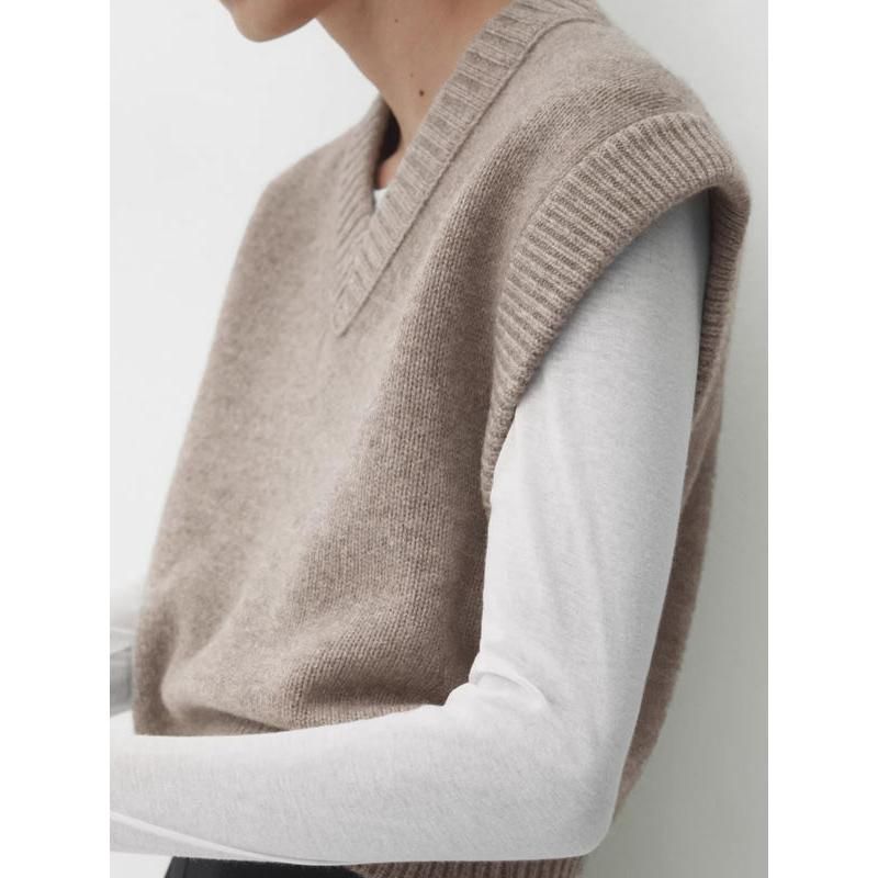 Schicke, weiche Strickweste mit V-Ausschnitt für Damen – ideal für Herbst/Winter.