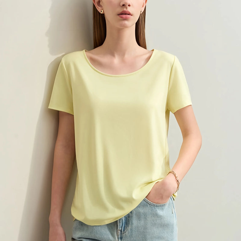 Camiseta feminina minimalista tamanho G com decote em U, modelagem slim e tecido stretch.