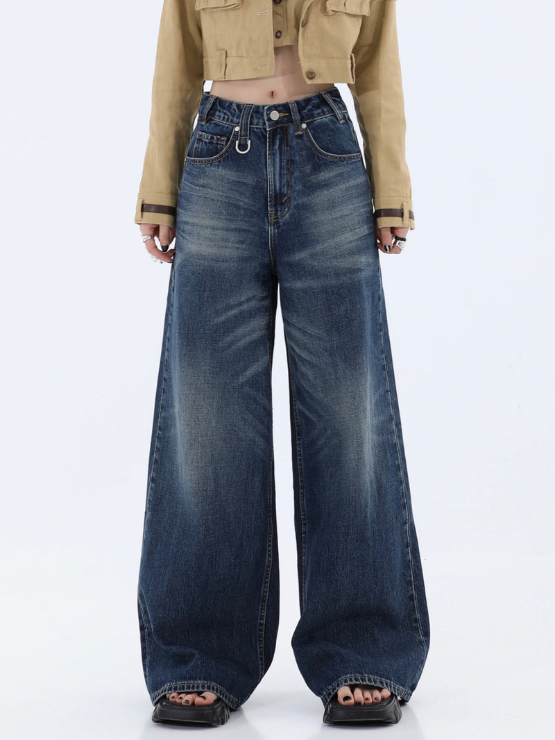 Calça jeans feminina folgada, lavada e com pernas largas.