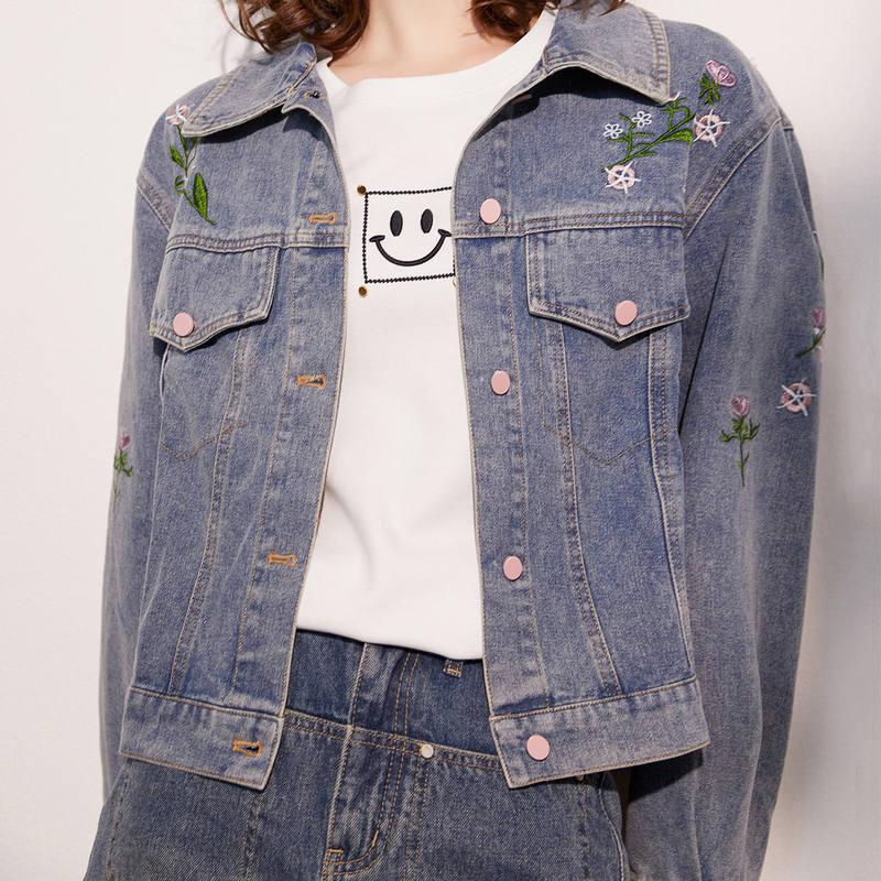 Jaqueta jeans bordada delicada para mulheres