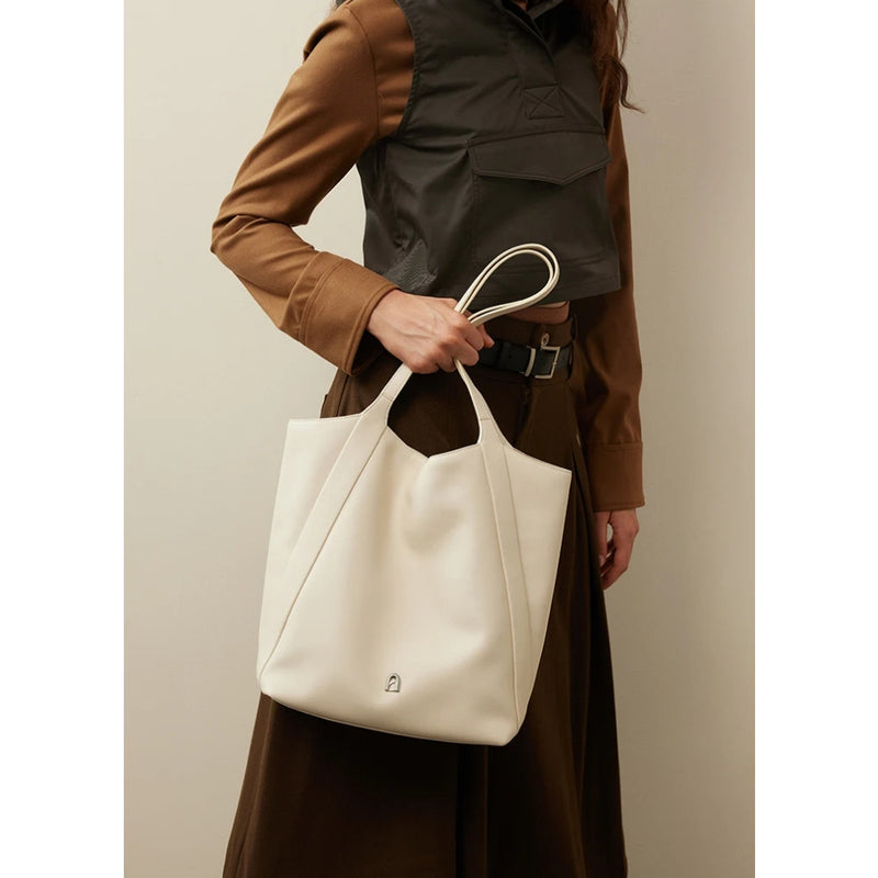 Bolsa de ombro elegante e espaçosa em couro para mulheres.