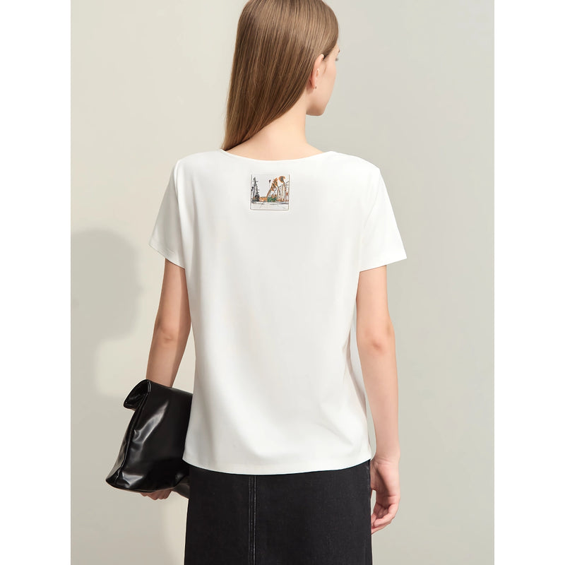 Camiseta feminina minimalista tamanho G com decote em U, modelagem slim e tecido stretch.