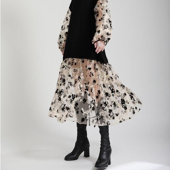 Vestido feminino plus size com estampa e efeito perspectiva - Decote em V e modelagem solta.