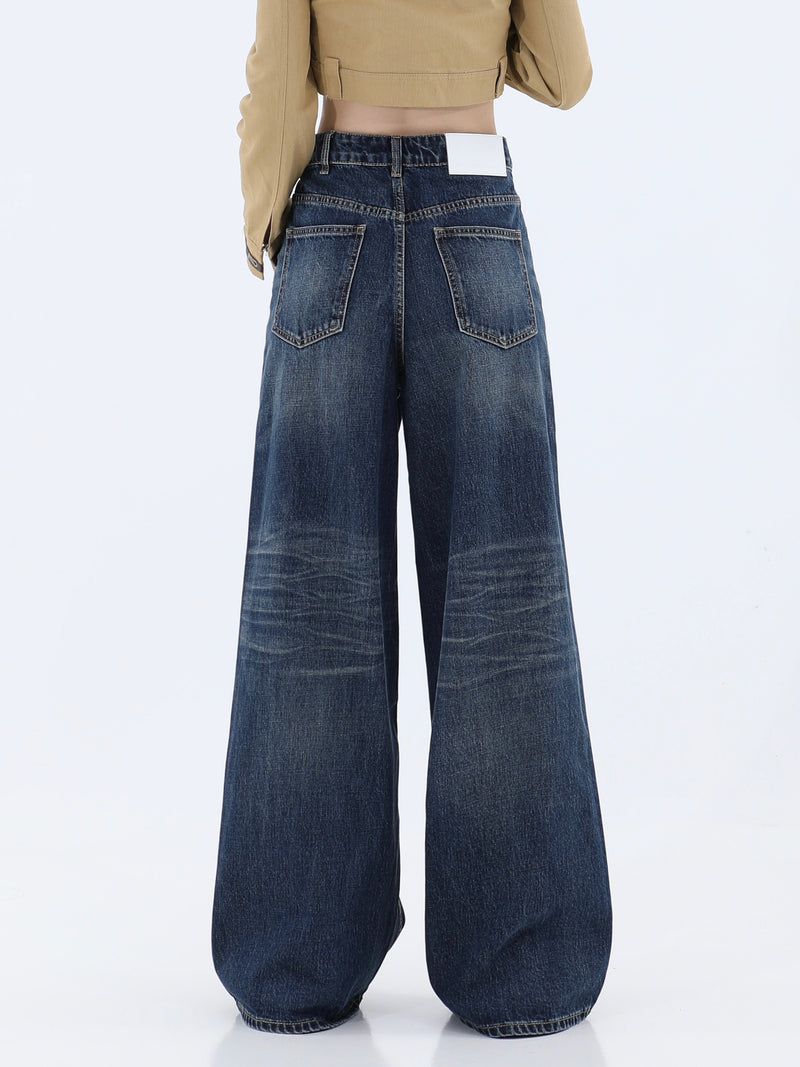 Calça jeans feminina folgada, lavada e com pernas largas.