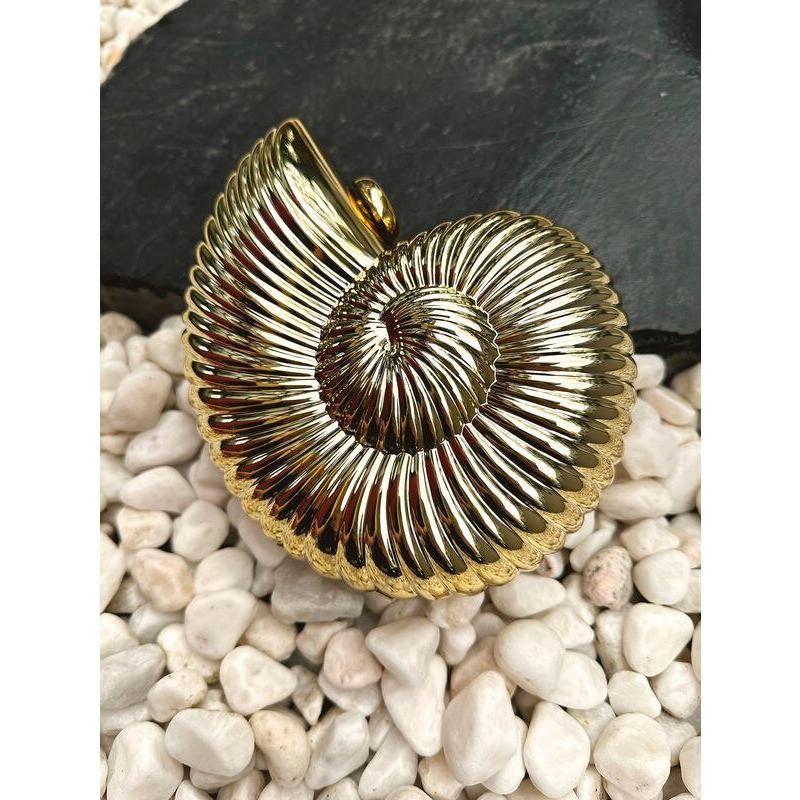 Luxuriöse, glänzende Abendclutch aus Acryl in Muschelform mit Kettenriemen