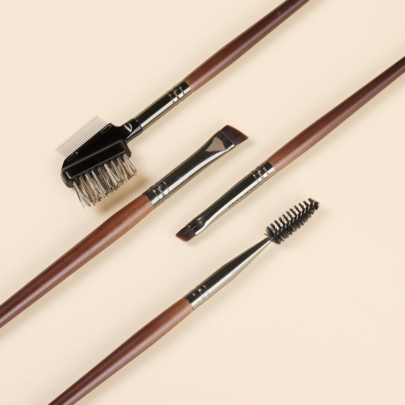 Conjunto de 4 pincéis angulares para sobrancelha e delineador com cabo de madeira.
