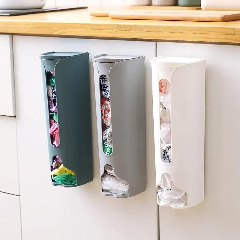 Organizador e dispensador de sacos plásticos para cozinha, montado na parede.