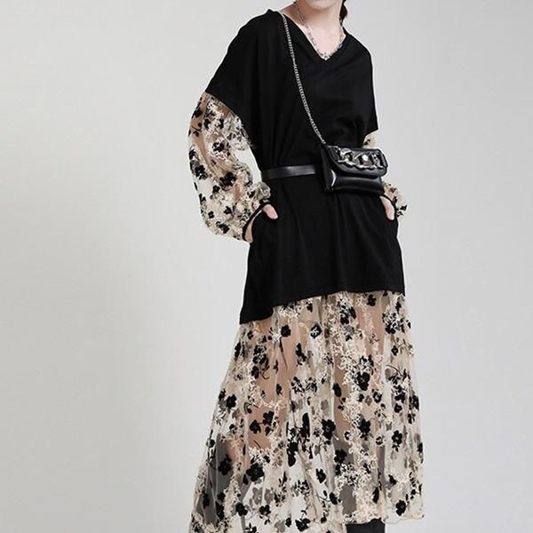 Vestido feminino plus size com estampa e efeito perspectiva - Decote em V e modelagem solta.